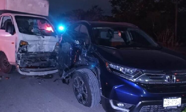 Albañiles chocaron contra una camioneta Honda que se voló un alto en el cruce Cholul -Tixcuytún.