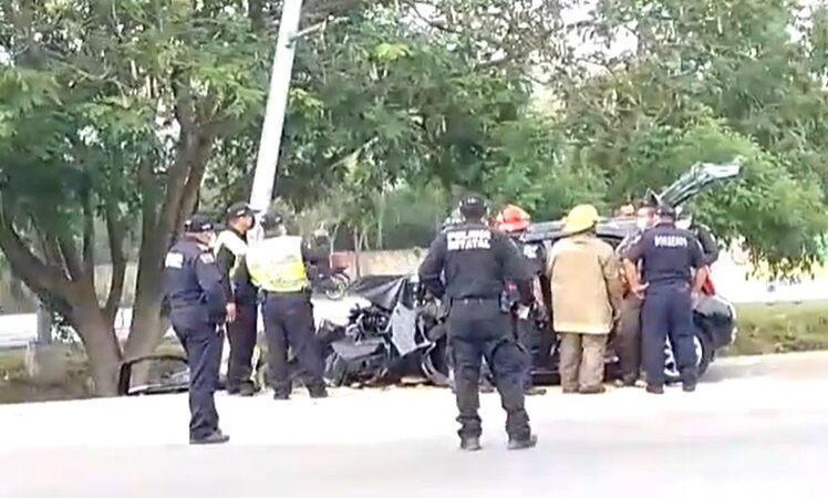Se estrella contra un poste y sufre un paro cardiaco en el periférico de Mérida