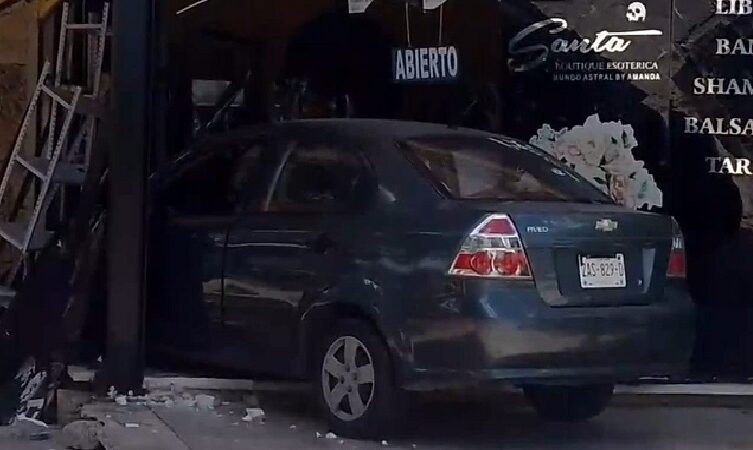 Con un amarre, pero de llantas y se estrelló contra una tienda de santería en Mérida
