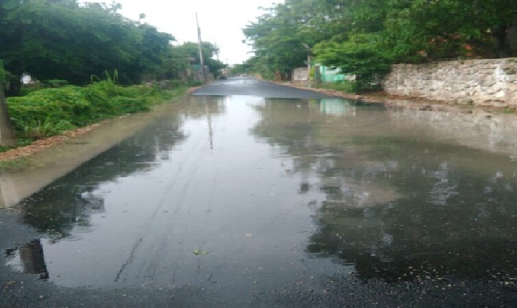 Carreteras mal hechas y pozos pluviales tapados causan inundaciones en calles de Cansahcab