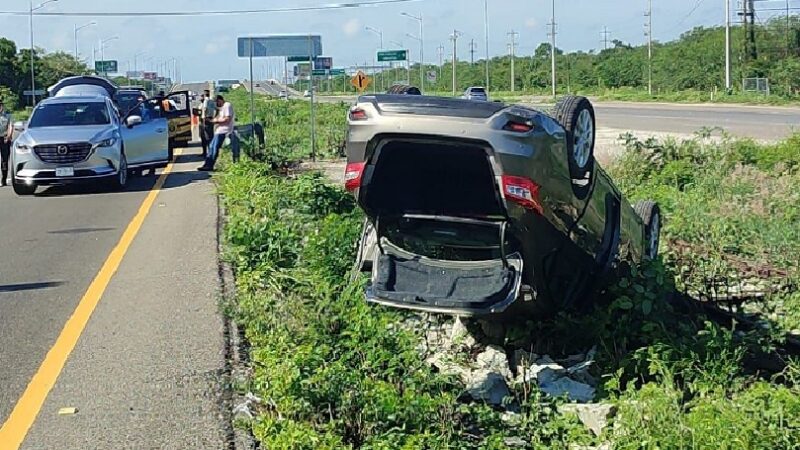 Por ir a exceso de velocidad una conductora vuelca en la vía Progreso- Mérida