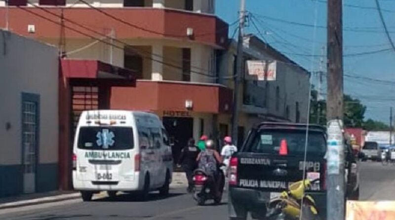 Joven motociclista chocó contra un vehículo y lesionó una pierna en Dzidzantún.