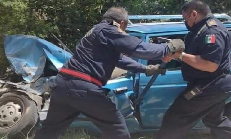 Volquetero chocó a un Datsun, lesiona a dos personas y deja prensada a una
