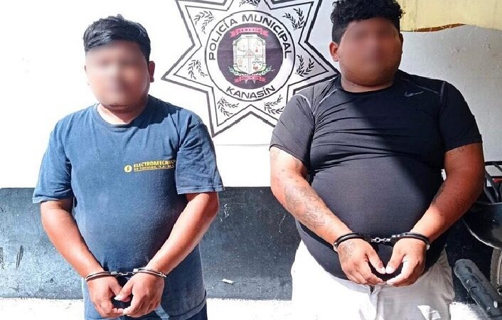 Detenidos por robar cuatro mil pesos, una botella de wiski y cigarros en un Oxxo