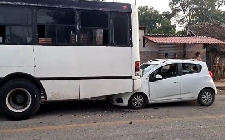 Chofer dormita y choca contra un autobús privado: regresaba de un baile