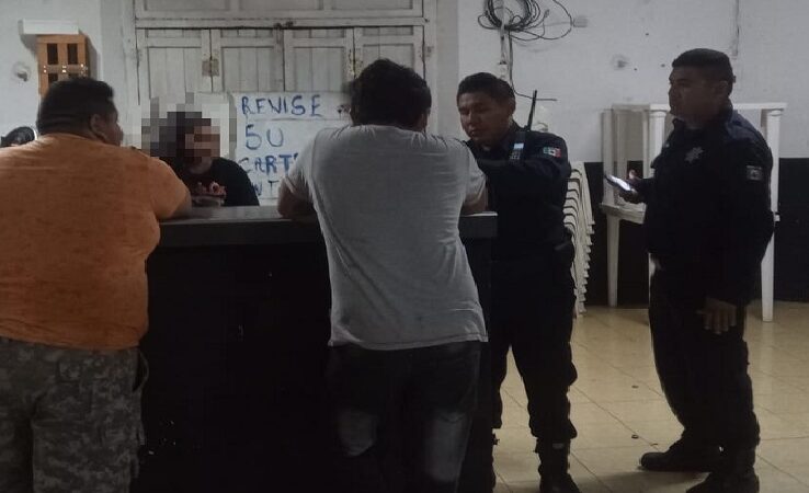 Mala madre deja a su hija en la puerta de una cantina para embriagase