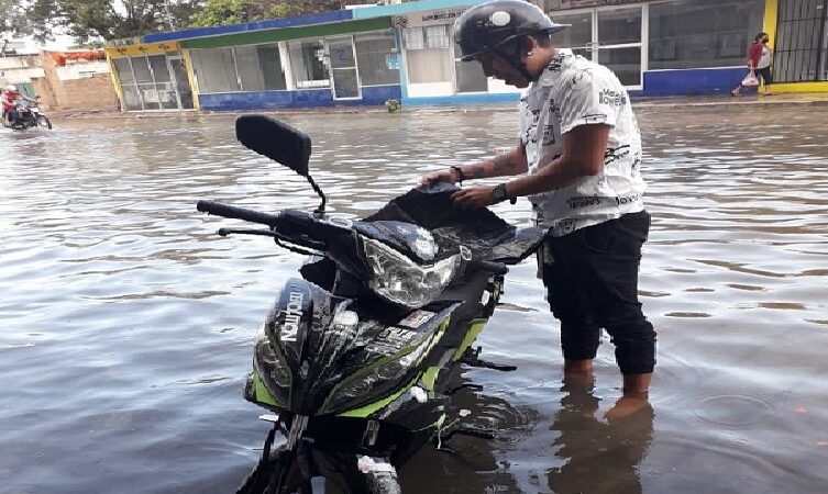 Roban otra motocicleta en la puerta de una pizzería en el centro de Motul