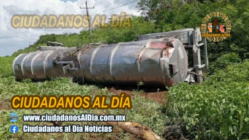Un remolque con dos tanques de Diesel se desprendió de su base y volcó en la vía Seyé-Holactún.