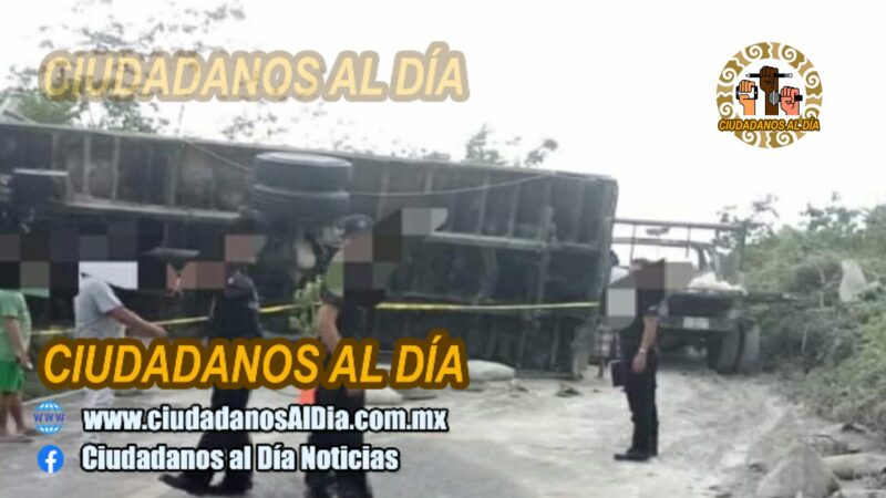 Un Torton cargado con cemento volcó sobre la vía Tekom- Tixcacalcupul