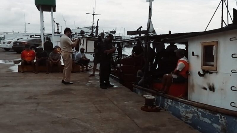 Regresa al puerto el “Xoch” el barco donde se cayó un pescador al mar