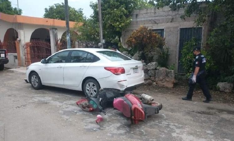 Ebrio motociclista choca contra un automóvil de la FGE en Ticul