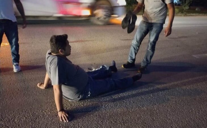 Un motociclista se accidenta y abandona a su amigo con el tobillo fracturado