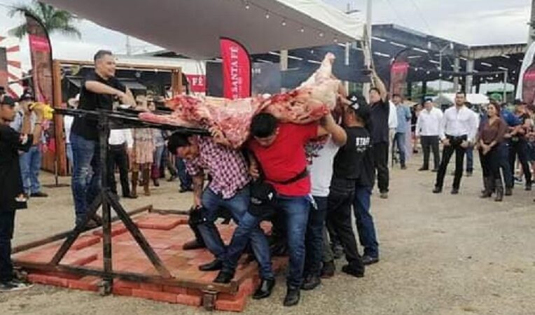 Un chef argentino preparo el plato fuerte del Festival de la Carne “Fuego y sabor” en Tizimín
