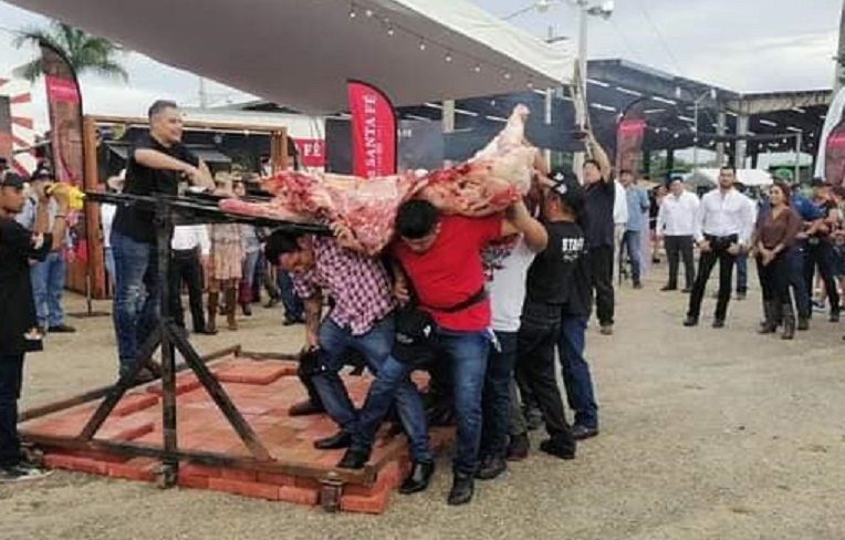 Un chef argentino preparo el plato fuerte del Festival de la Carne “Fuego y sabor” en Tizimín