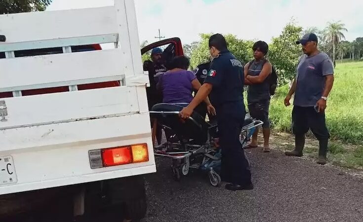 Dos motociclistas lesionados, chocaron con una res en la vía San Miguel- Dzonot Carretero