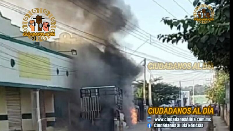 Por un cortocircuito una camioneta se quemó junto al mercado de Oxkuztcab