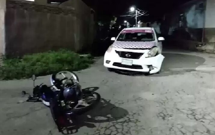 Un ebrio motociclista choco contra un taxi en el centro de Tizimín
