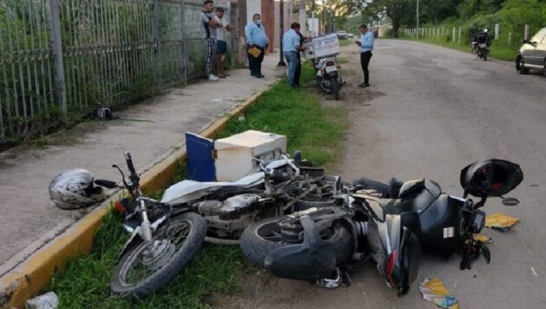 Un joven motociclista alocado chocó a un repartidor de una farmacia en Tizimín