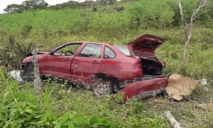 Un chofer abandono su automóvil accidentado en el kilómetro 85 del tramo Tizimín- Rio Lagartos