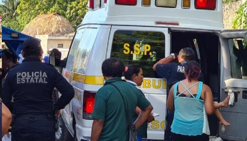 Tres menores lesionados, volcó su taxi en un bache en Kinchil.