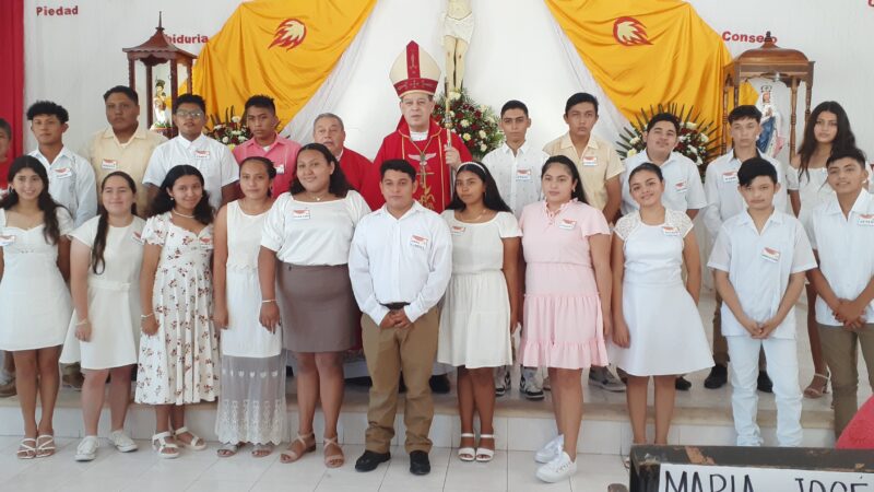 Con el sacramento de confirmación 21 adolescentes Dzilameños fortalecieron su Fe Cristina