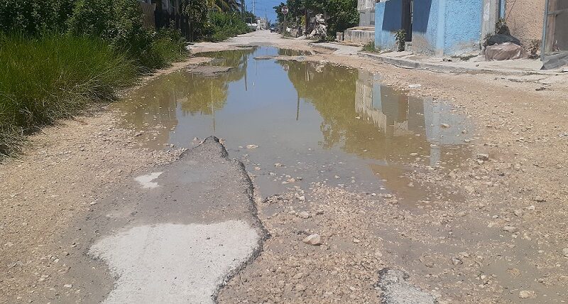 Baches, lodo, charcos de agua podrida y basura: Un chiquero las calles de Dzilam de Bravo