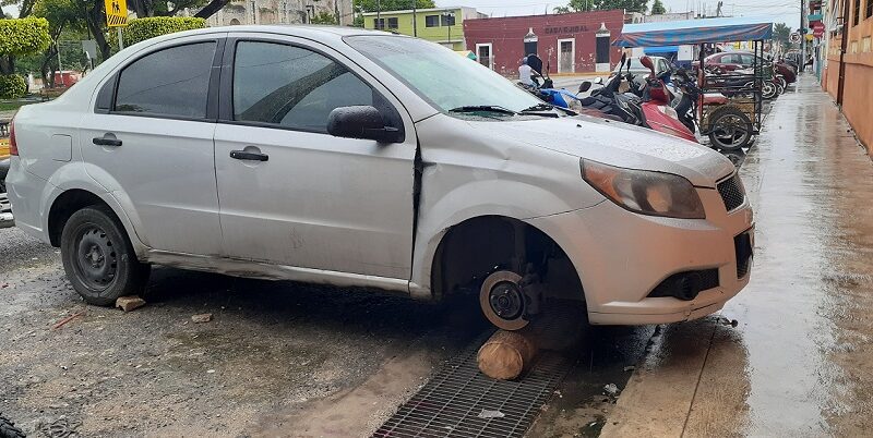 Vandalizan auto asegurado en Dzidzantún antes de ser trasladado al corralón