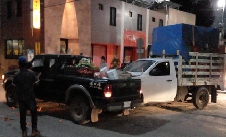 Un chofer se vuela un alto y choca contra otra camioneta en Oxkutzcab