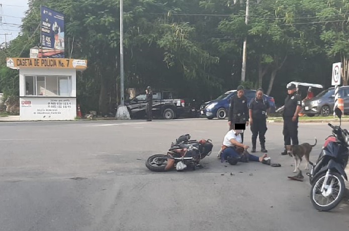 Dos motociclistas chocaron y lesionaron en el crucero de la Colonia Militar en Valladolid