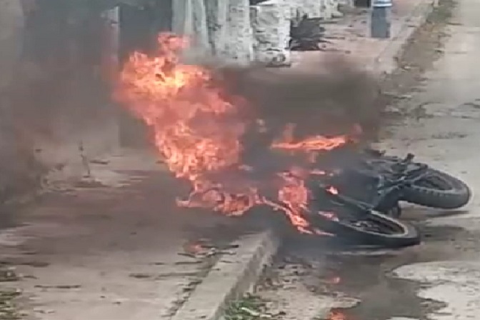 Pasó por el costado de la iglesia del pueblo y se incendió su motocicleta
