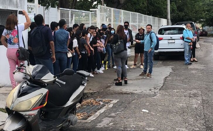 Egresados bloquearon la Normal ENSY: no les reconocen sus licenciaturas