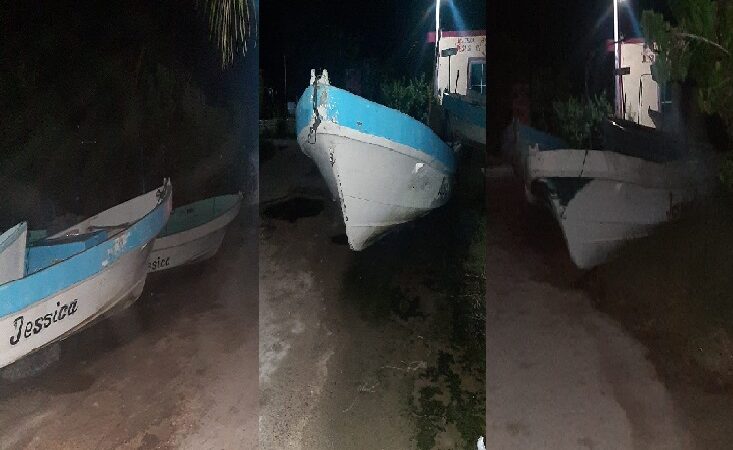 Exigen al alcalde de Dzilam de Bravo retire lanchas varadas a media calle