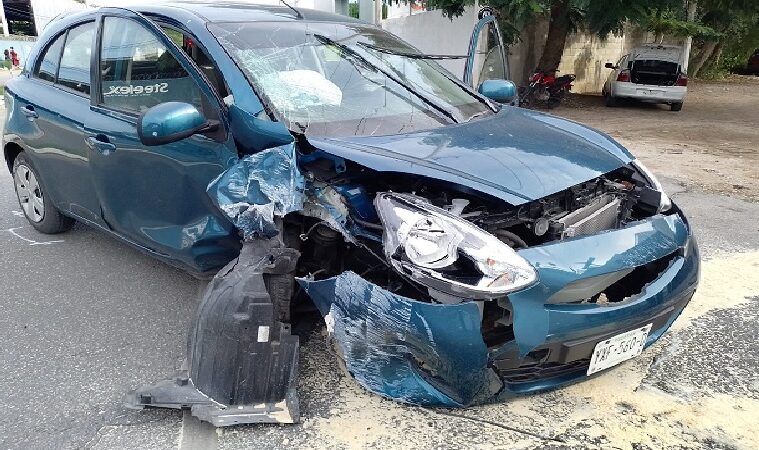 Un bajón de presión le salió caro al Gabo: choco y despedazo su March al norte de Mérida