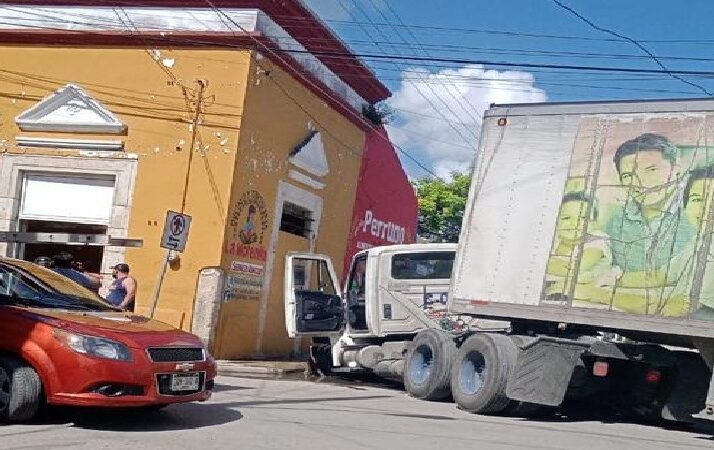 Un tráiler paso a volcar, una llanta se atoró en una alcantarilla destapada en Tixkokob