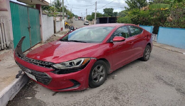 Tizimileña se le estalló una llanta y chocó contra una acera: no hubo lesionados