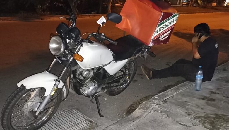 Un pizzero atropello y mato a un can, vecinos de Ciudad Caucel auxilia al perro y no al motociclista