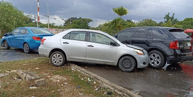 Por conducir con el celular en la mano una mujer chocó y lesionó a dos menores en Sol Caucel