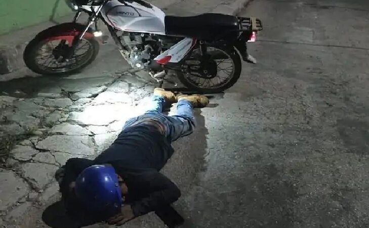 Ebrio se quitó de una fiesta y chocó contra una camioneta estacionada en las Ocho Calles