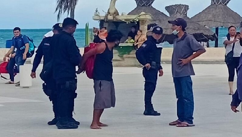 Lo detuvo y encarcelo la policía solo por vender flores en el malecón de Progreso