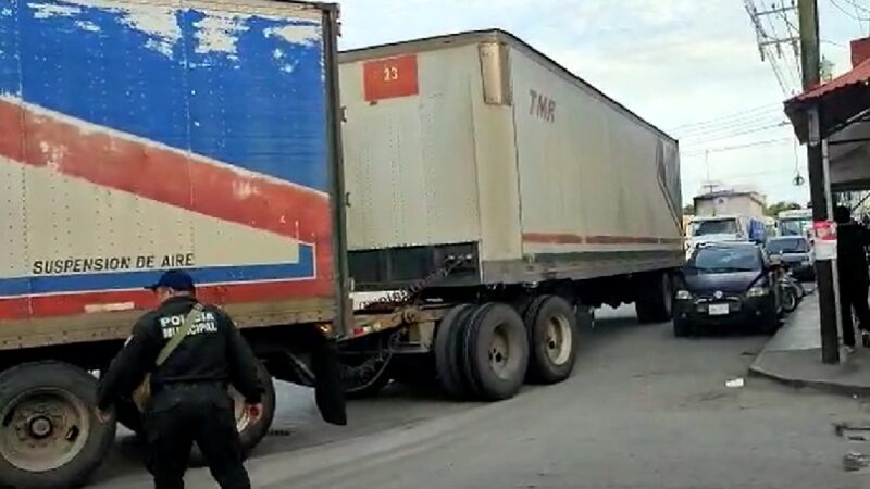 Tráileros causaron un embotellamiento durante un desfile en Progreso