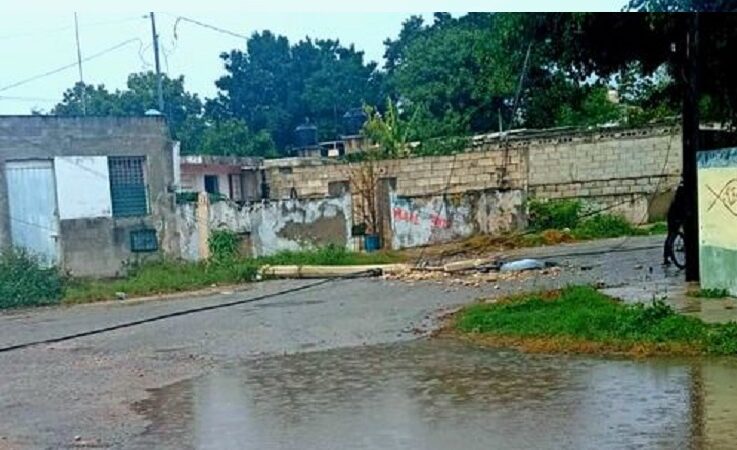 Cayó un poste de la CFE y dejo sin luz a vecinos de la Emiliano Zapata Oriente