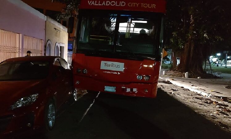 Ebrio conductor de un Turibus chocó contra Mazda estacionado en el barrio de Sisal