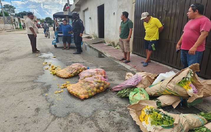 Le aplastaron las mandarinas a doña rosita cuando se bajo de un taxi en Kinchil
