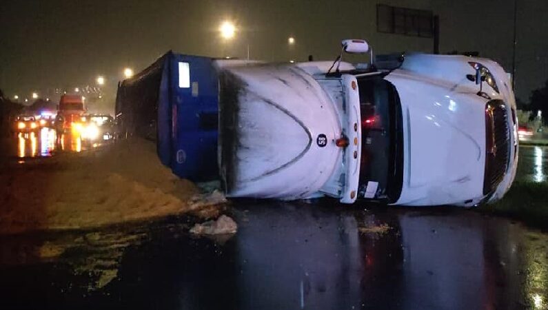 Un tráilero volcó con más de 20 toneladas de maíz en el periférico de Mérida