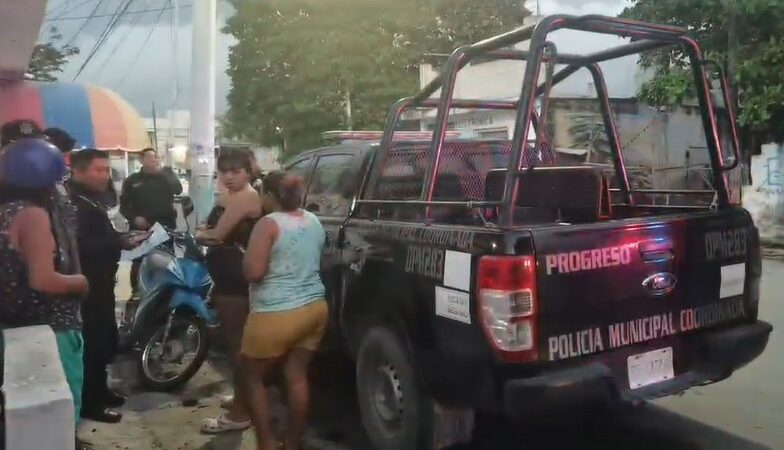 Policías de Progreso un peligro al volante choco una moto y se estrello contra un poste de la CFE.