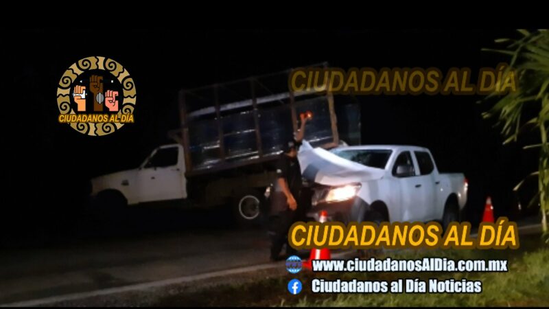 Por ir como alma que lleva el diablo el chofer de una camioneta Nissan choco contar un camión de carga