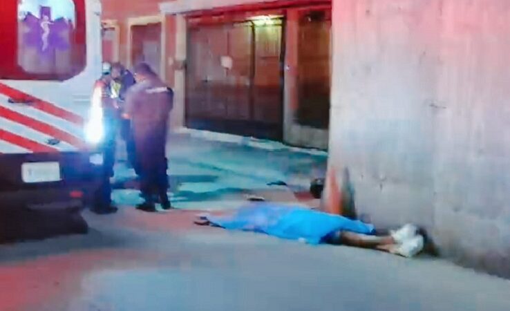 Un joven motociclista derrapó en un tope y murió en el centro de Progreso