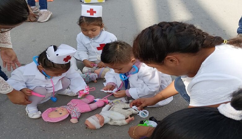 Alumnos de prescolar sensación en el desfile: se caracterizaron de doctores