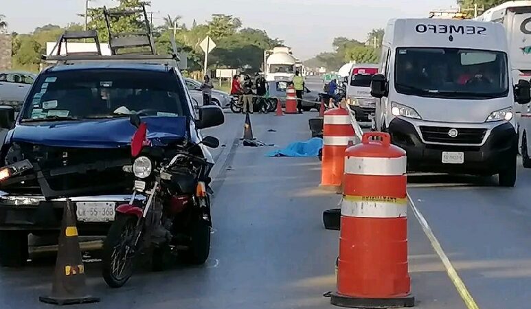 Por hacer su alto en un retén policiaco a una motociclista la chocaron y mataron  