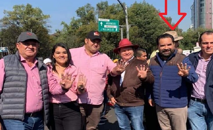 Traición del zorro rata al PRI ovaciono a Amlo como un dios en el zócalo capitalino